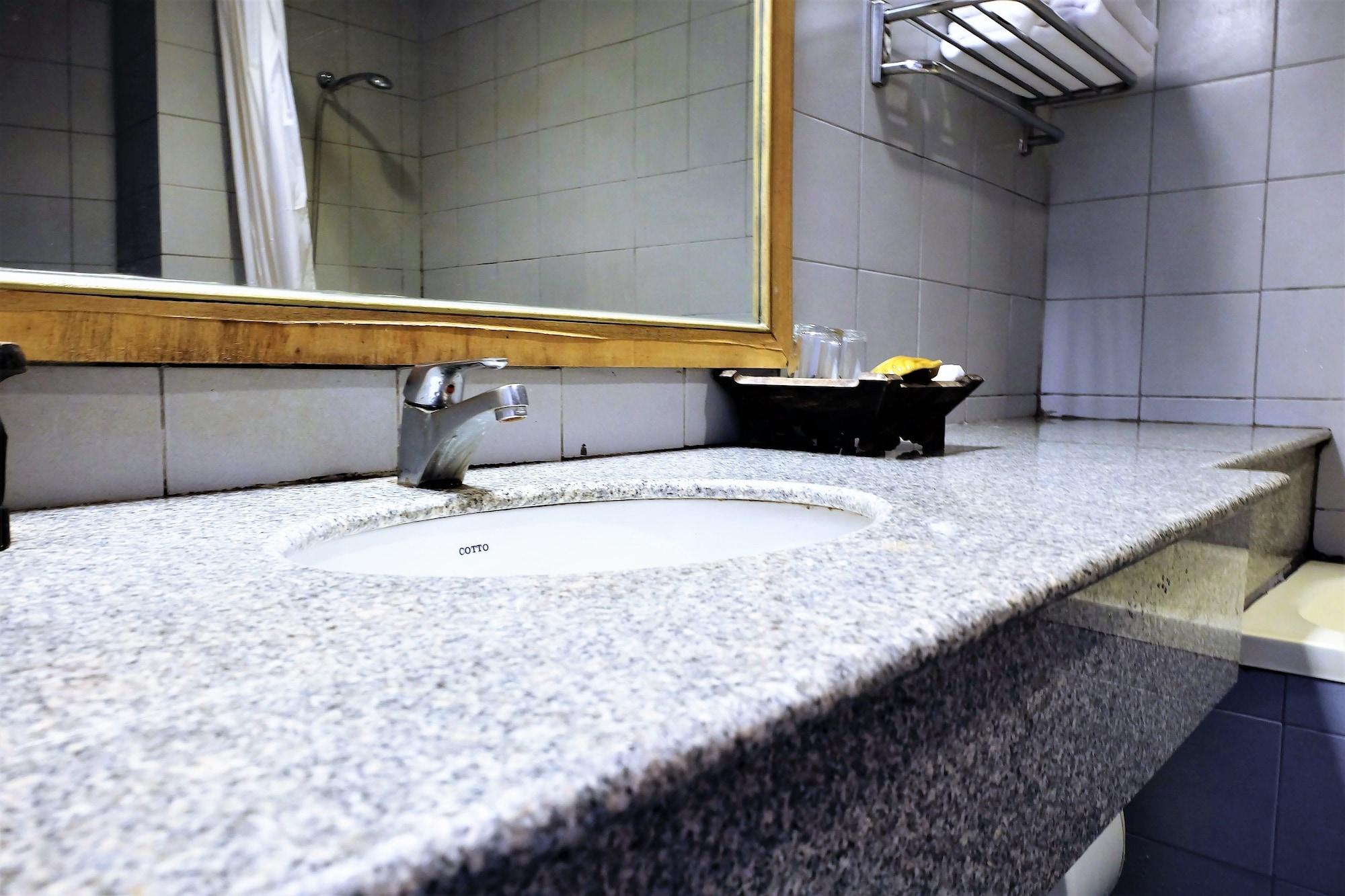Khách sạn Silom Village 3*