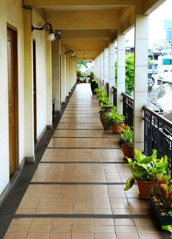 Khách sạn Silom Village 3*
