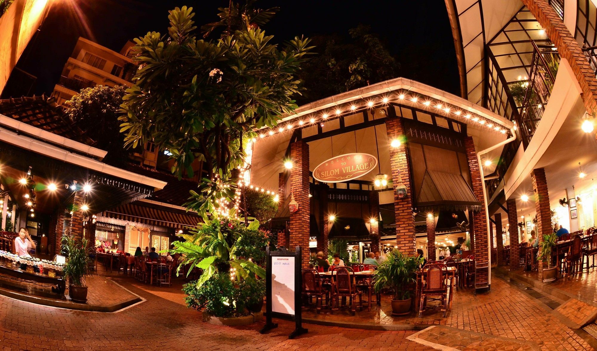 Silom Village Khách sạn 3*